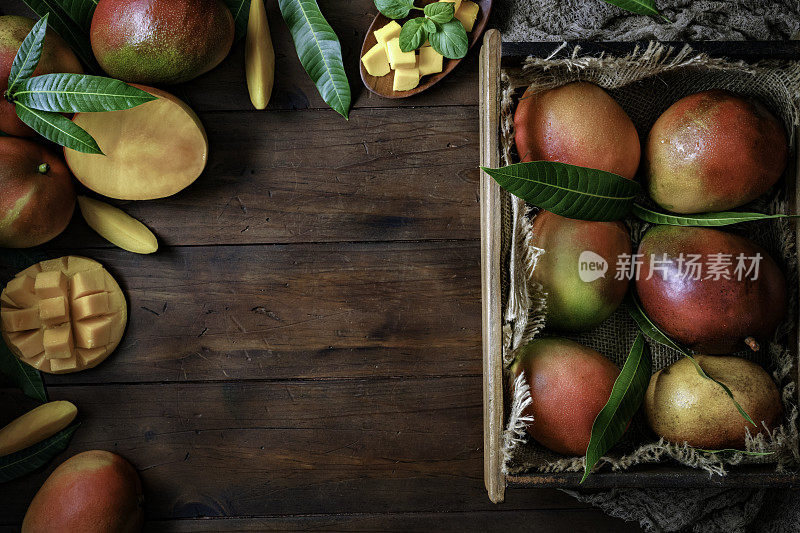 热带水果:在质朴的厨房里，用芒果做成的木板条箱与复制空间相框