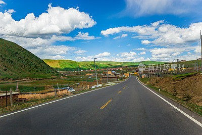 空旷的公路穿过中国西部的小镇