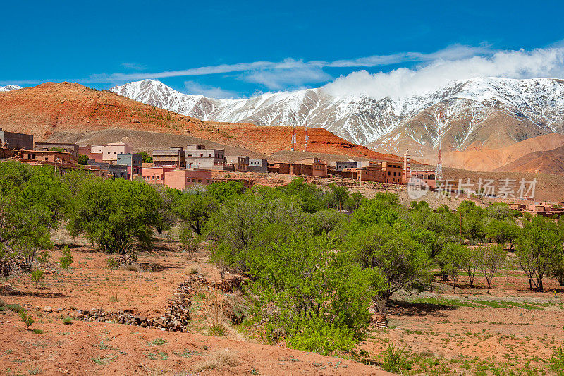 横跨北非摩洛哥阿特拉斯的路上的摩洛哥山村
