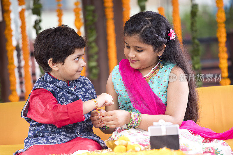 女孩和男孩庆祝拉克沙班丹节