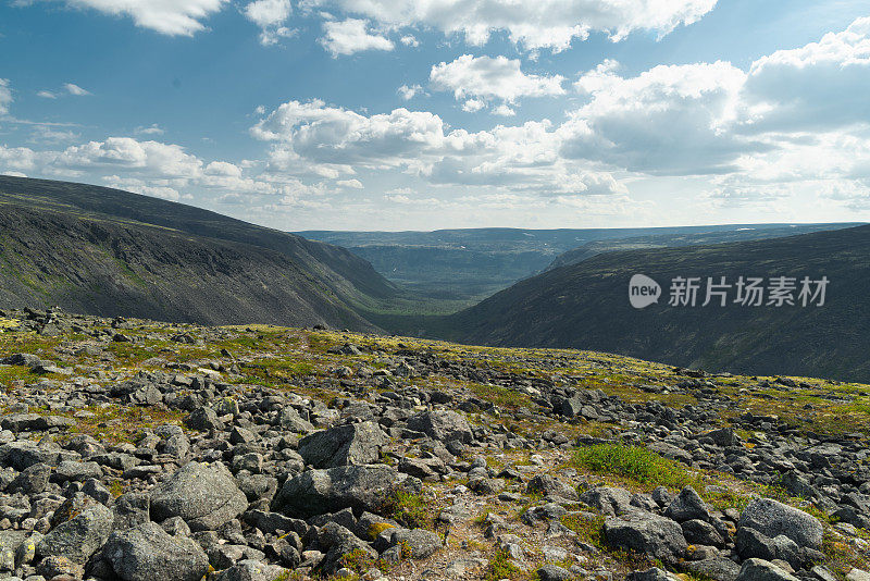 穿越苔原的山路