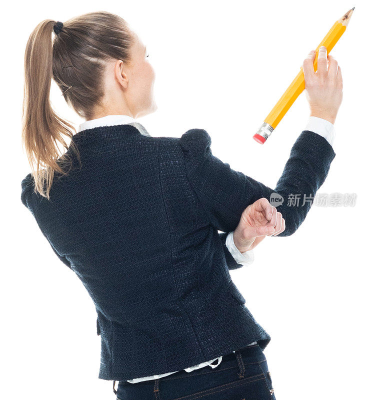 白人女教师站着，穿着漂亮的便服，用铅笔