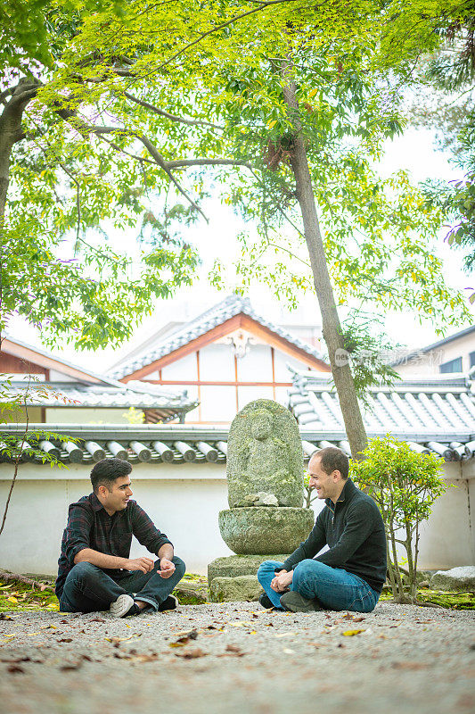 两个微笑的男人在寺庙里放松