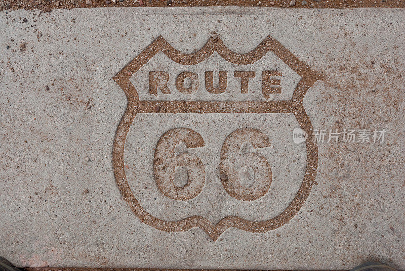 66号公路人行道上的标志