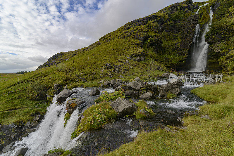 冰岛Seljalandsfoss附近峡谷中的瀑布
