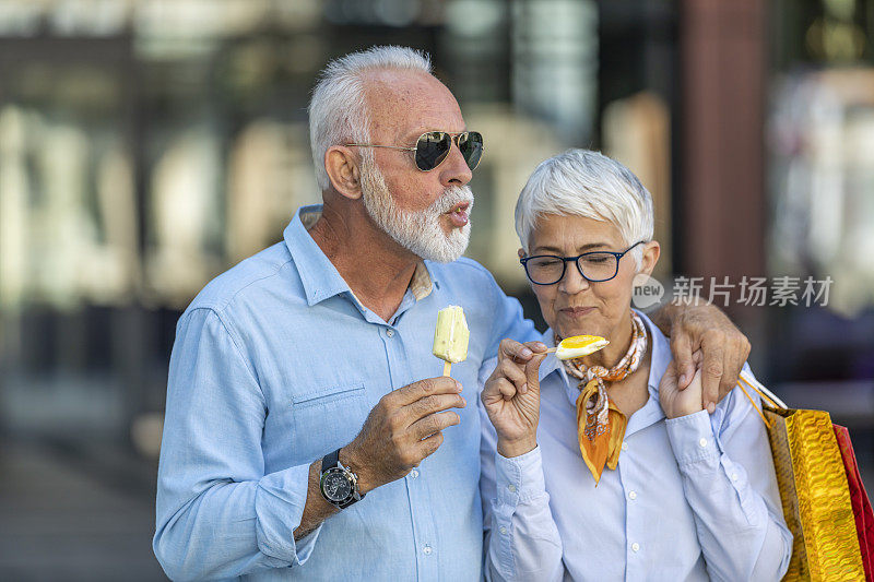 参观购物中心和吃冰淇淋后，一对英俊的老夫妇很开心