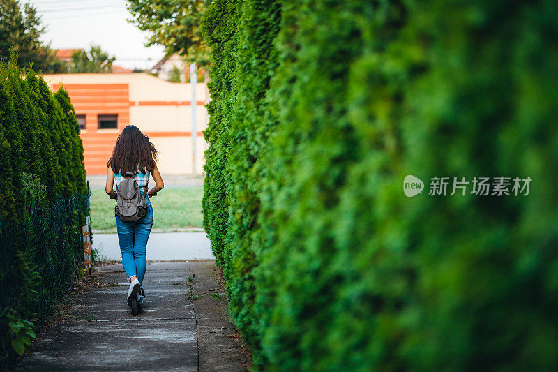 年轻女子驾驶电动踏板车