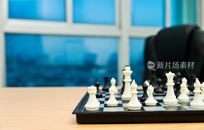办公室里的棋盘和棋子。企业战略的概念