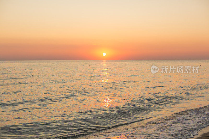 日落时海滩上的海浪