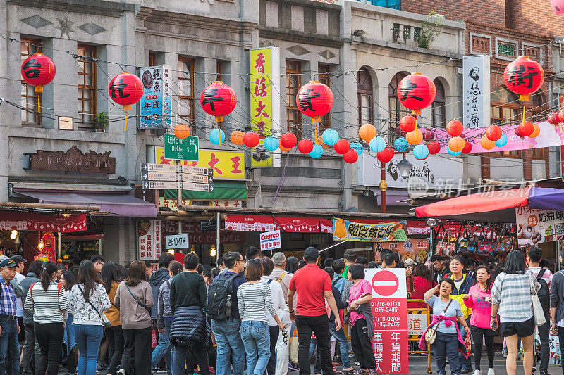 台湾台北市大道城迪化街的年货市场人头攒动