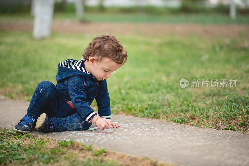 蹒跚学步的孩子玩户外和学习写数字和字母在一个有趣的方式