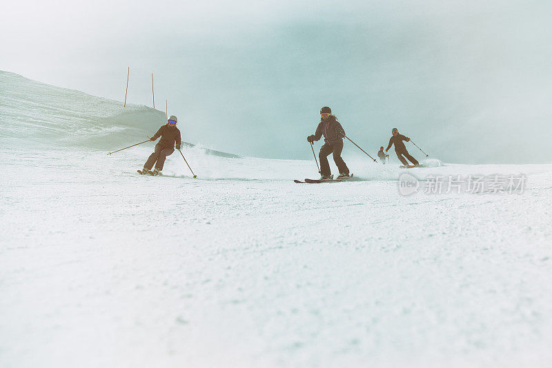 一群朋友一起滑雪