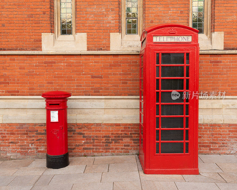 传统的英国红色信箱和红色电话亭