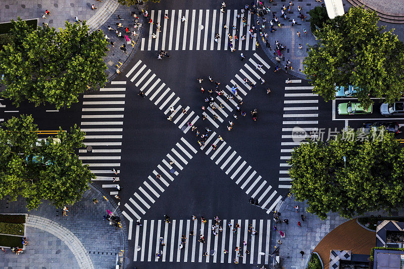 在十字路口行走的乘客