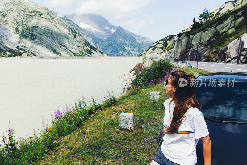 年轻女子享受着她在瑞士山区的公路之旅