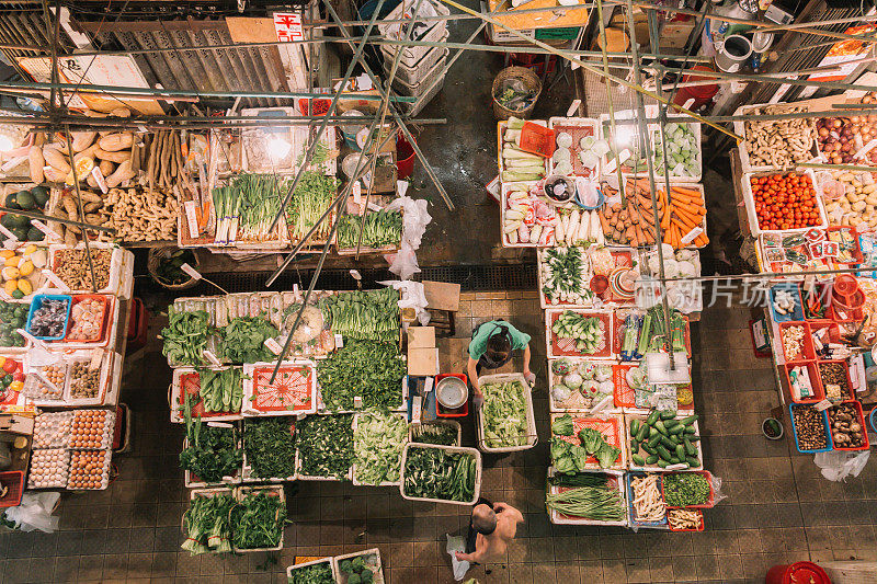 香港——2014年6月13日:香港菜市场最抢手的蔬果小摊