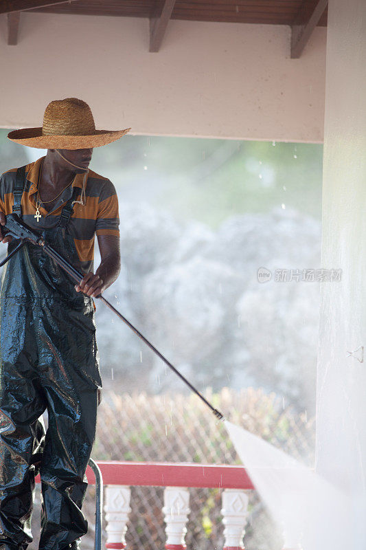 一名男子在加勒比海用喷气式飞机清洗房子