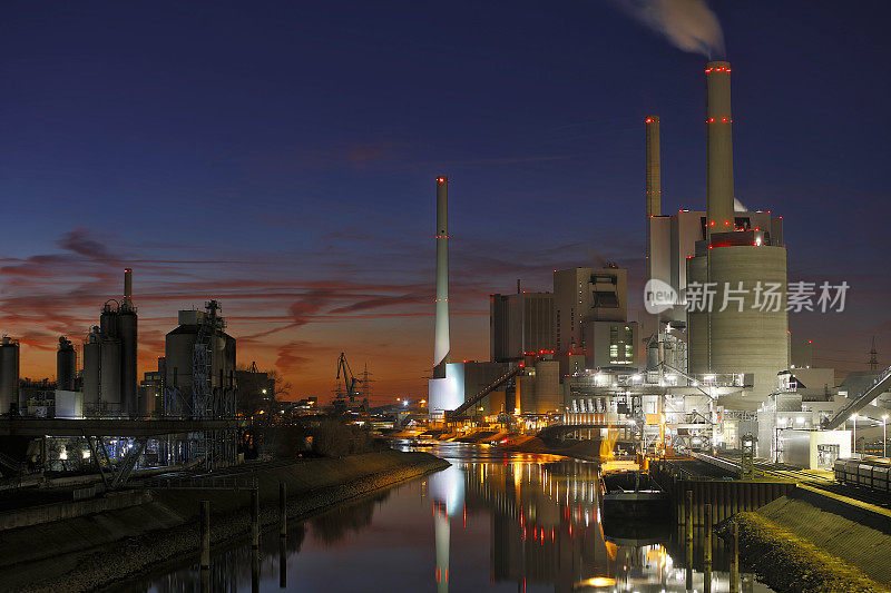 运河上的发电厂夜间照明