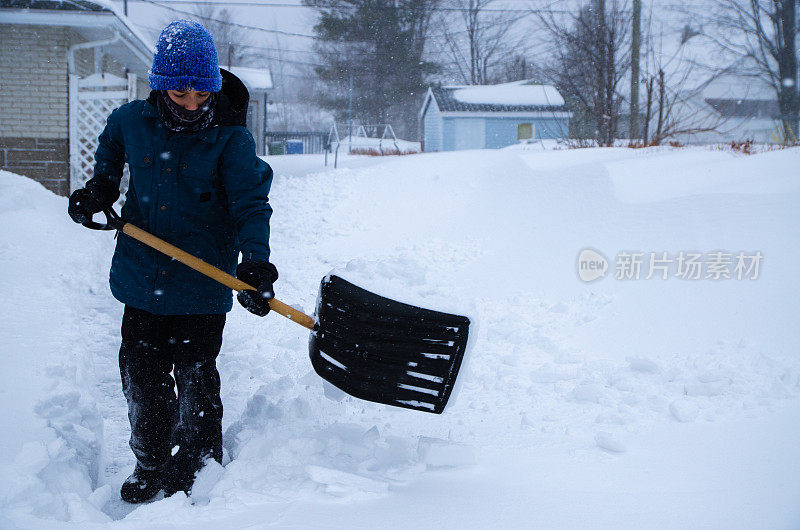 小男孩在铲雪