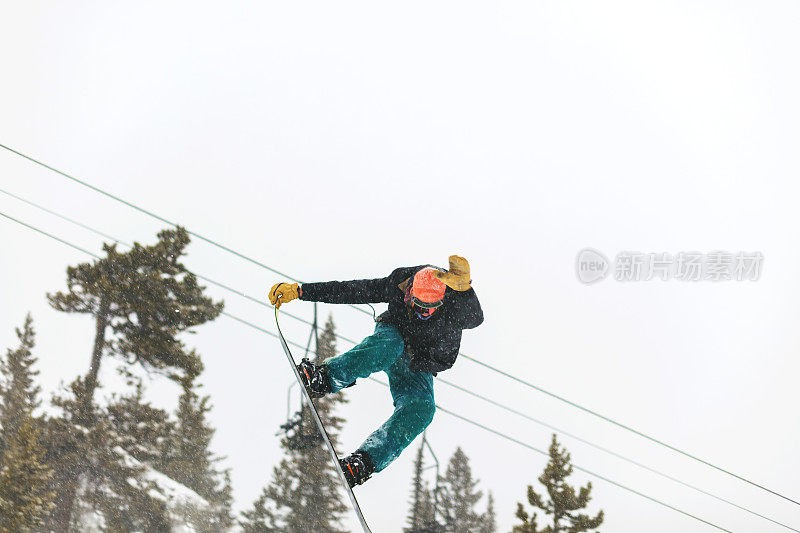 在科罗拉多州落基山脉的滑雪度假村小镇滑雪和单板滑雪活动