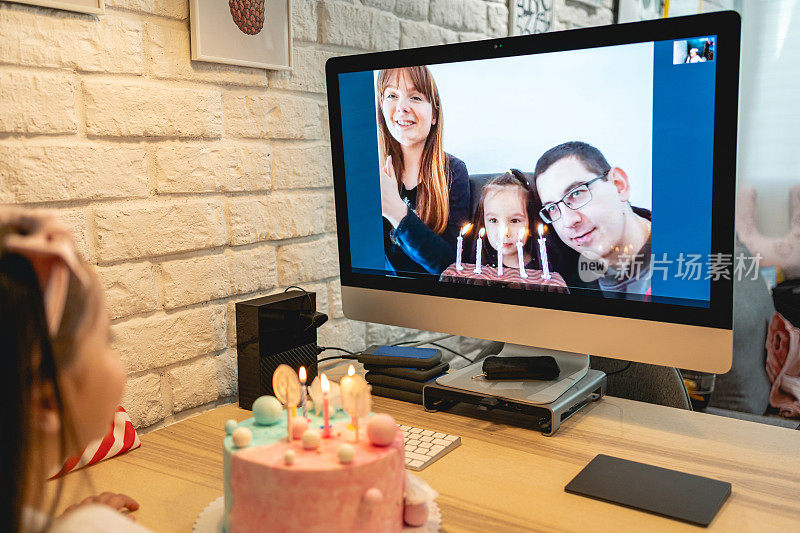 生日女孩在家里庆祝生日，同时与她在国外的表兄弟们进行视频通话