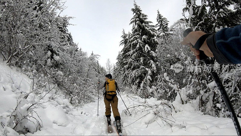 偏远地区的滑雪者登山