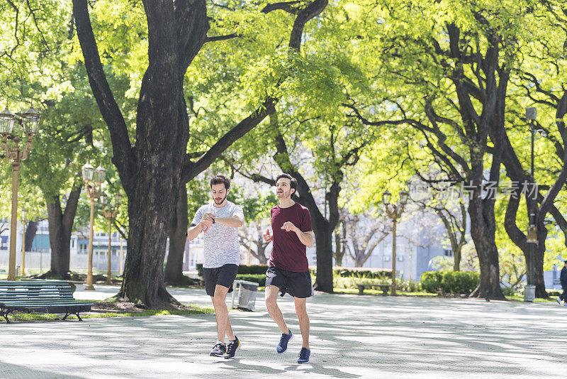 阿根廷年轻的成年男子在布宜诺斯艾利斯公园慢跑