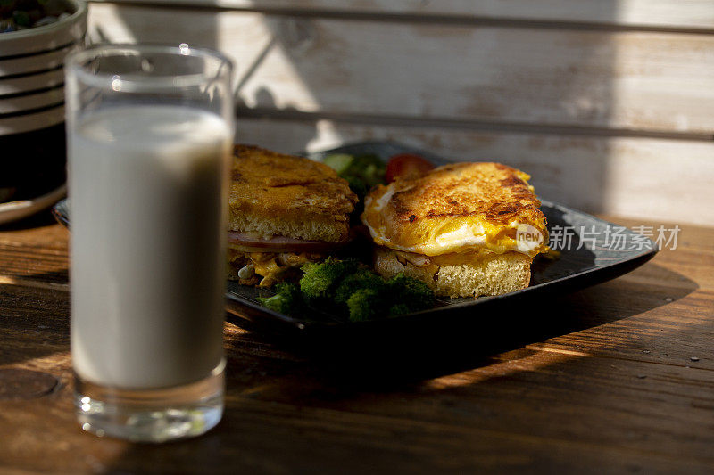 自制早餐:夹火腿的鸡蛋吐司三明治