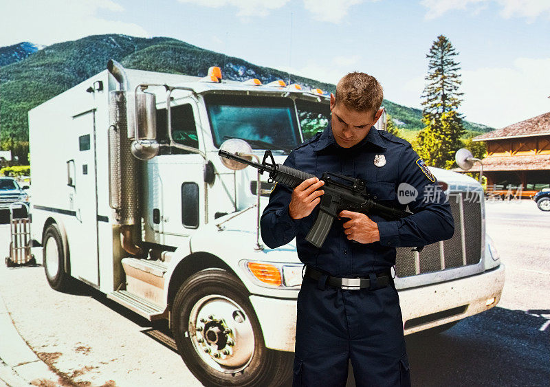 年轻男性保安人员佩戴警徽，手持货币，使用机关枪