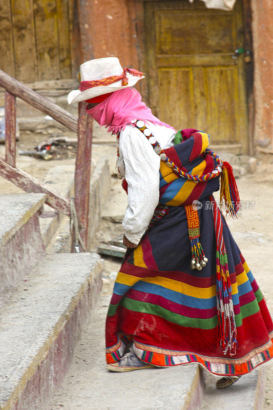 藏族妇女传统服饰亚洲