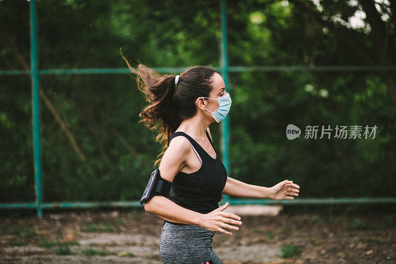 一名女子在小路上慢跑，增强免疫系统抵御covid-19