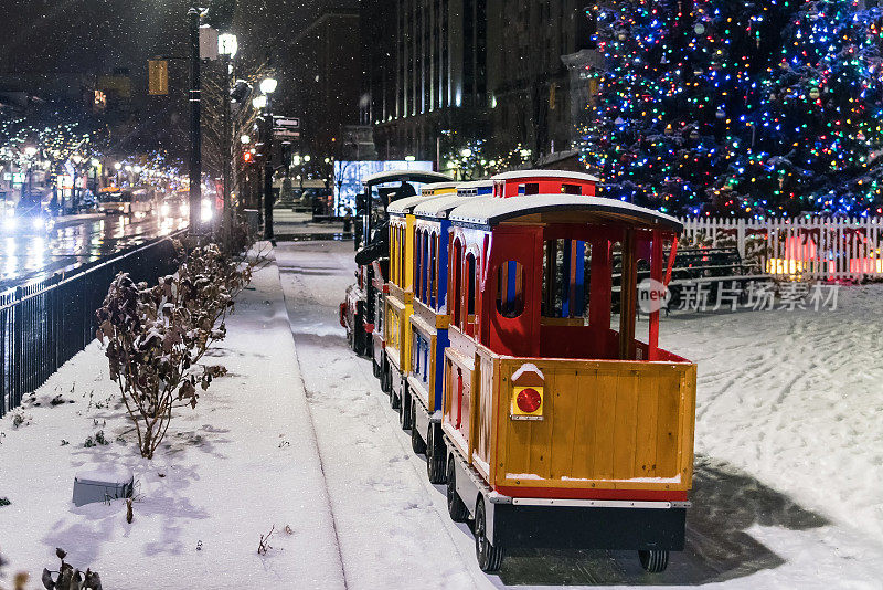 汉密尔顿，安大略-圣诞火车在戈尔公园的夜晚