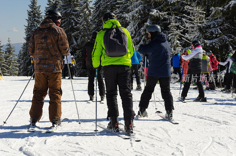 喀尔巴阡滑雪胜地乌克兰布科维尔2020年2月29日极限运动滑雪在山上滑雪的人们