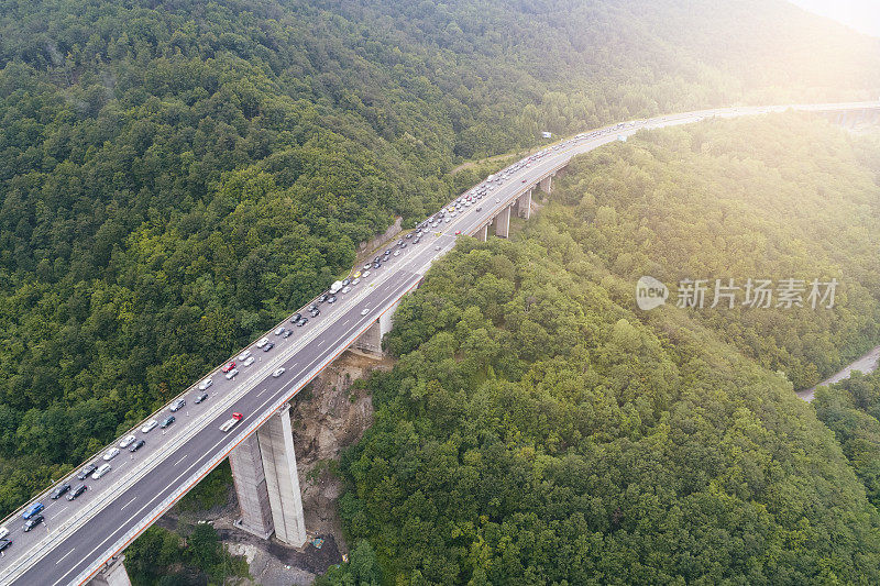 在高峰时间开车穿过交通堵塞。2019冠状病毒病大流行期间，首都城市入口处出现严重交通堵塞的公路桥鸟瞰图。忙碌的生活，俯视图，城市景观。