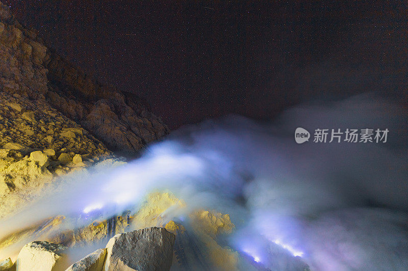 在印度尼西亚卡瓦伊真火山，硫磺湖和冒烟的矿山山夜间显示危险的环境和气候变化和绿色的湖