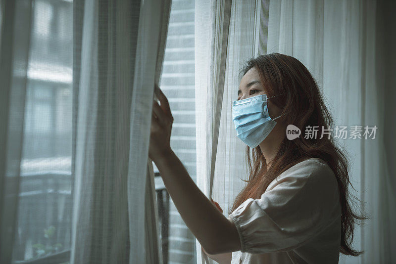 在家隔离期间戴口罩的妇女