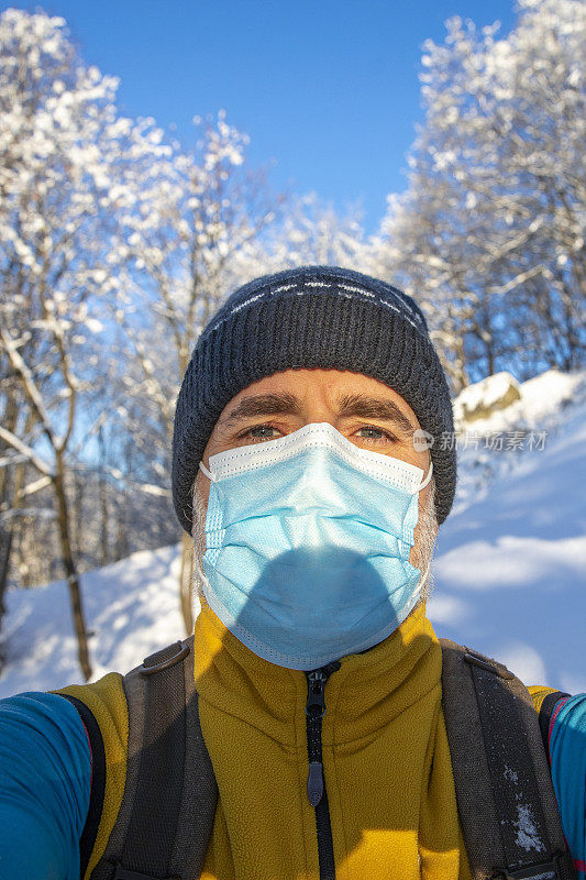 一名徒步旅行者戴着防护口罩自拍