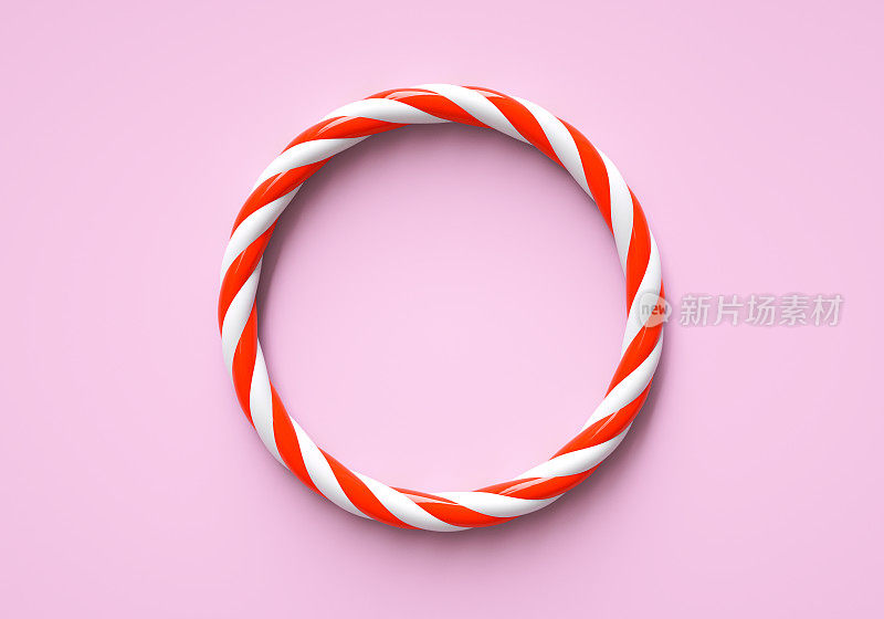 经典的红色和白色条纹圣诞糖果颜色的圆形框架在粉红色的背景。框架与糖果条的复制空间。3D渲染和3D插图。