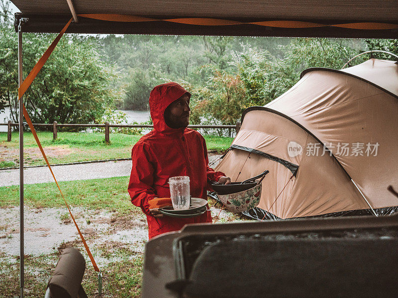 一名男子在露营和洗碗时遇上了暴风雨