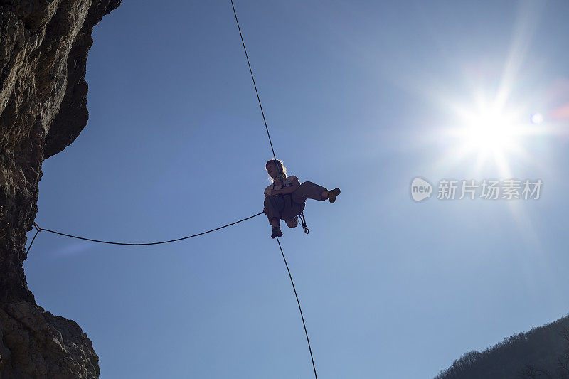 那个女人正把绳子往下拉