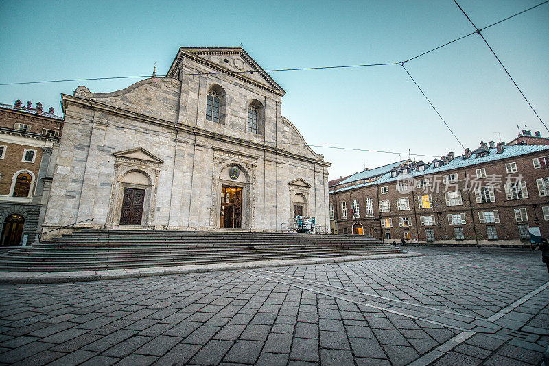 意大利都灵圣卡洛广场教堂入口处的日落