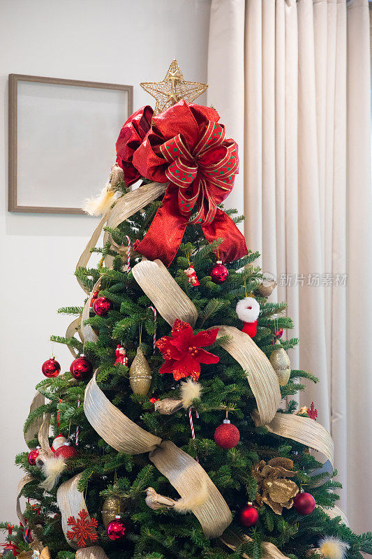 装饰精美的圣诞树在豪华别墅