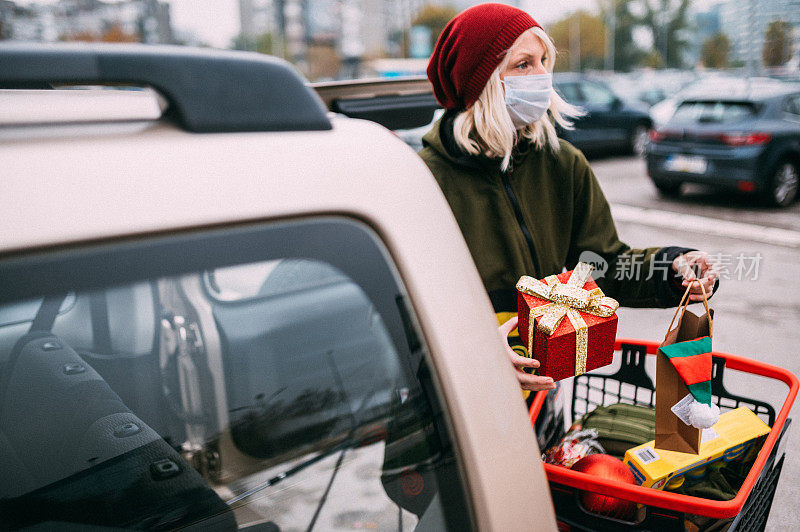 在汽车后备箱里装圣诞礼物的女人