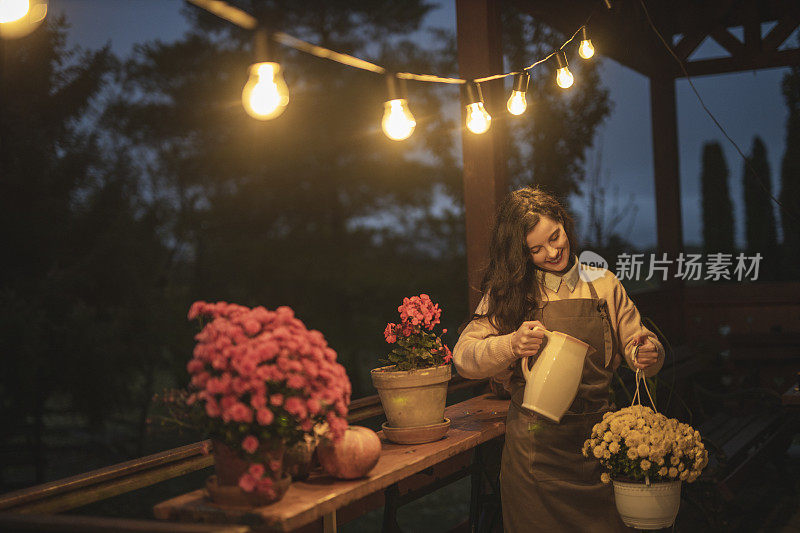 在花园里照料植物的女人