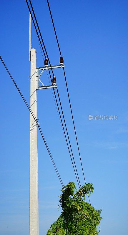 天空中的高压塔