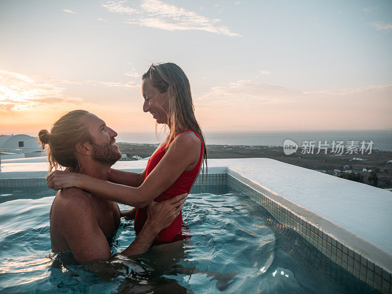 情侣们在海外的热水浴缸里享受浪漫时刻