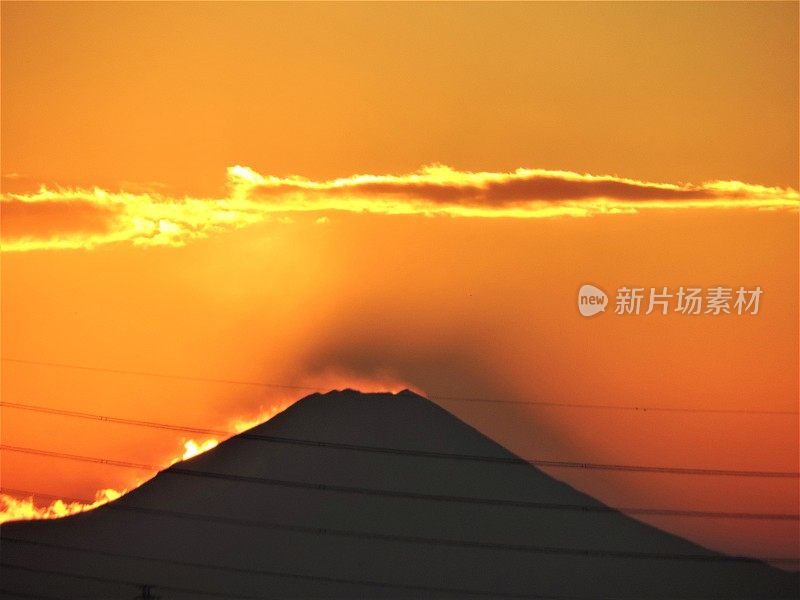 日本。1月。太阳落在富士山后面。