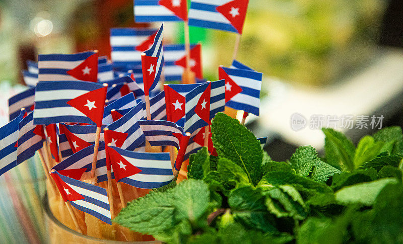 古巴国旗和薄荷叶放在莫吉托鸡尾酒的酒吧里