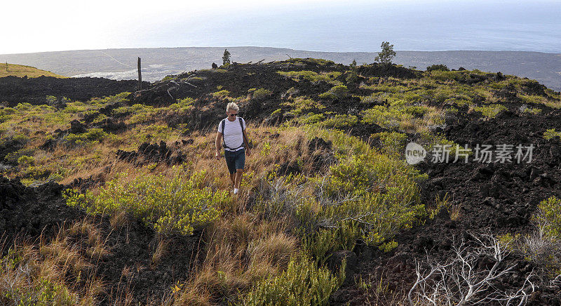 徒步旅行者探索海洋上的火山景观