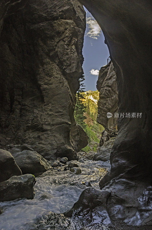 水从峡谷流入小溪，流入空旷的山谷